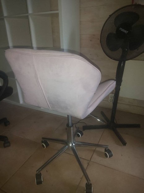 Elad� gyerek forg�sz�k