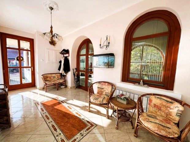 Elad� gy�ngy�spatai csal�dih�z