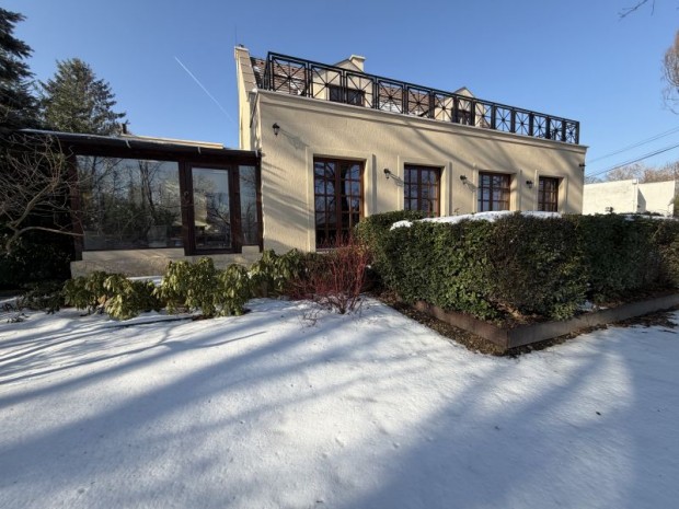 Elad� gy�ny�r� csal�di h�z Le�nyfalun panor�m�s dunai kil�t�ssal,