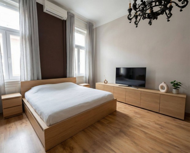 Elad� hangulatos, gal�ri�s lak�s a R�k�czi t�rt�l 3 perc s�t�ra!