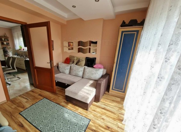 Elad� hangulatos, kertkapcsolatos lak�s kiv�l� �llapotban!