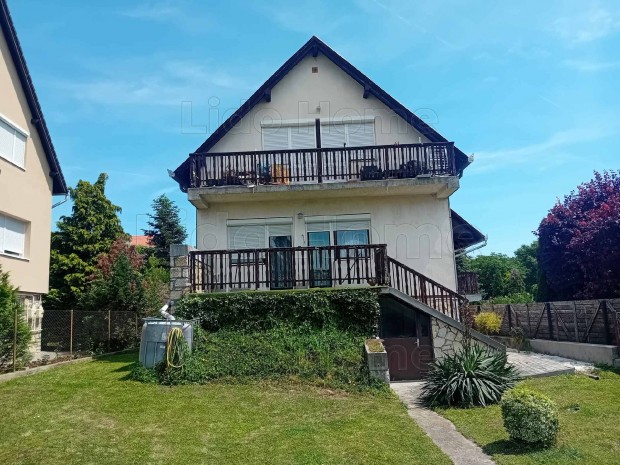 Eladó háromszintes, nyolcszobás családi ház Balatonfüreden