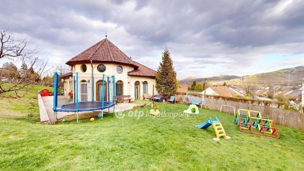 Elad� h�romszintes h�z, Kazincbarcika