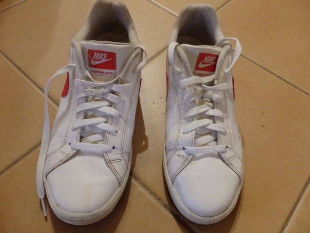 Elad hasznlt 45 s Nike cip fehr