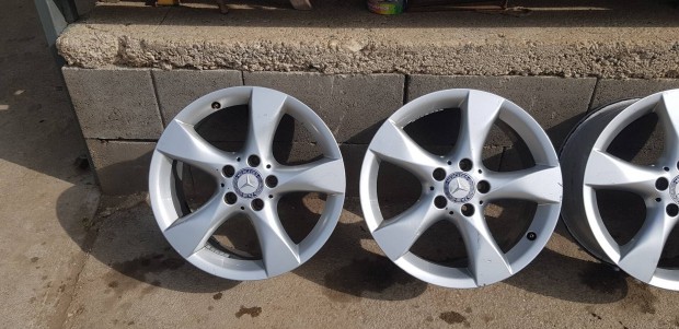 Eladó használt 5x112 17" gyári Mercedes alufelni garnitúra.