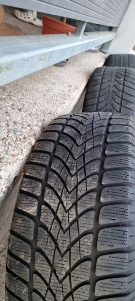 Eladó használt 5x112 17" gyári Audi alufelni garnitúra téli gumival.