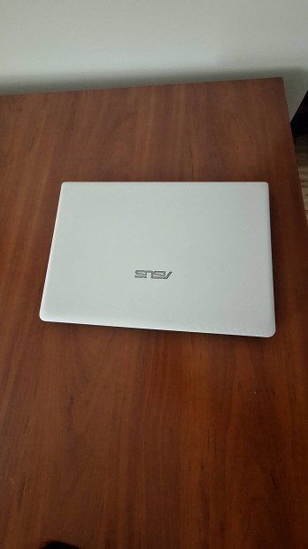 Elad hasznlt Asus laptop. 