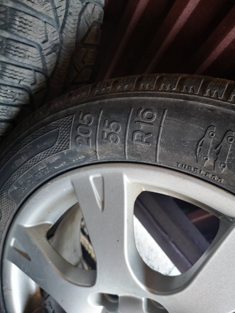 Eladó használt Skoda alufelni teligumival!