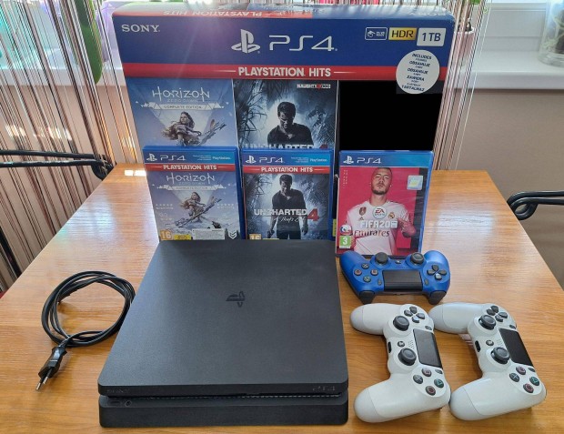 Eladó használt Sony PS4 Slim (1TB) +3 kontroller +3 játék