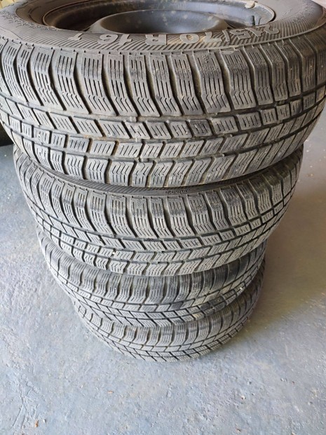 Eladó használt gumiabroncs téli 215/70 R16