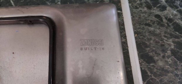 Eladó használt konyha új zanussi gázfőzőlappal
