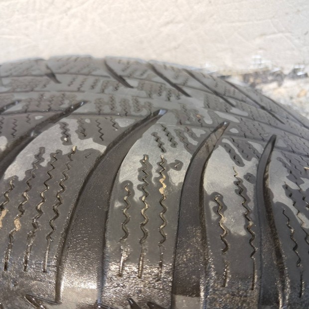 Elad� haszn�lt lemezfelni 4 �vszakos gumival