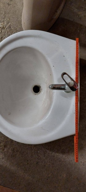 Elad hasznlt mosd s WC kagylk