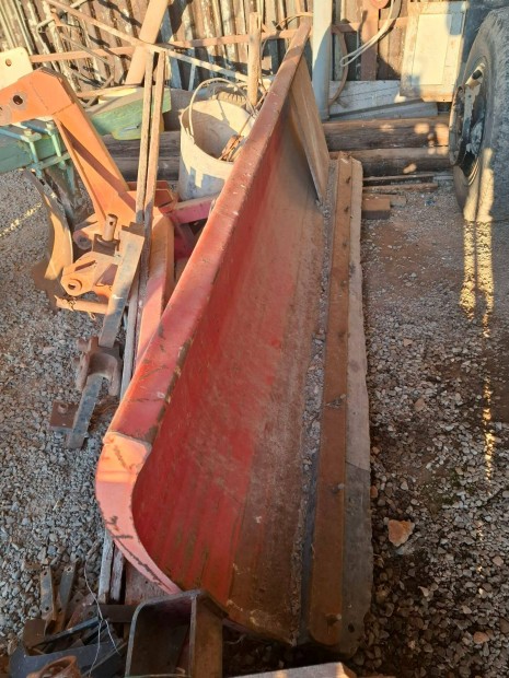 Elad� haszn�lt traktorra szerelhet� h�tol�