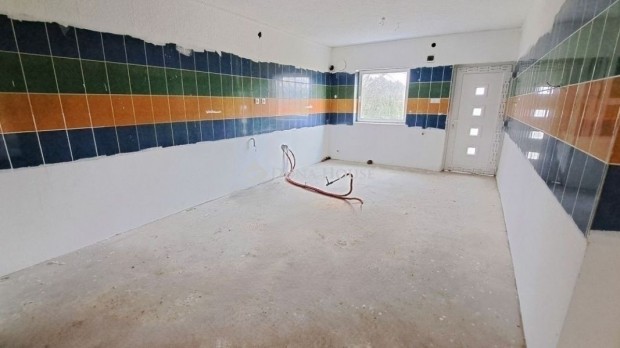 Elad� hatalmas k�tgener�ci�s csal�di h�z Tur�n