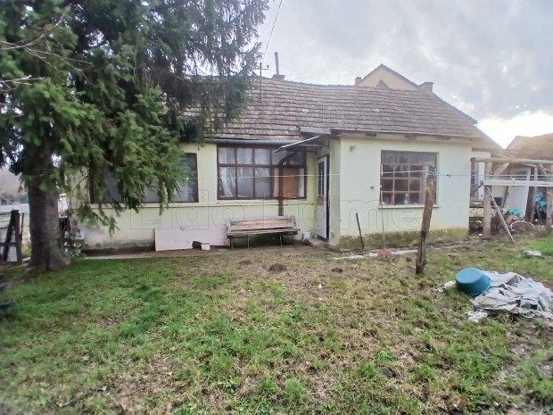 Elad� h�z Bakonyszentl�szl�n!