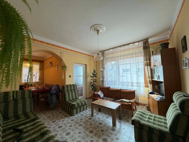 Elad� h�z Derecske belv�ros, gar�zs, m�hely, Debrecen k�nnyen el�rhet�