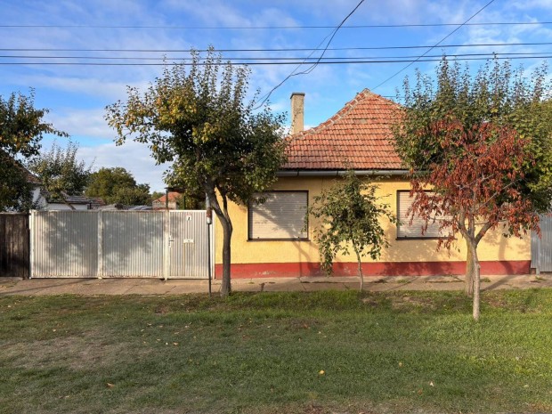 Elad� h�z Eleken a Mad�ch utc�ban