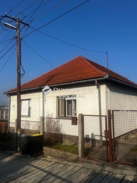 Eladó ház Komló belvárosában