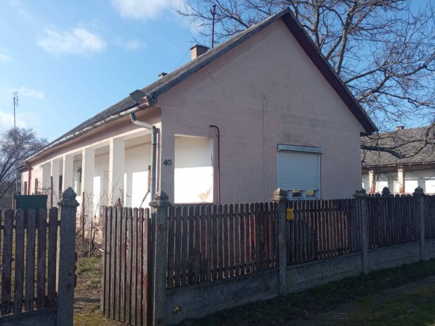 Elad� h�z P�cspetriben nagy telekkel