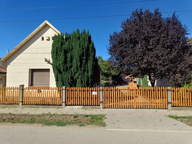 Elad� h�z R�ckereszt�r