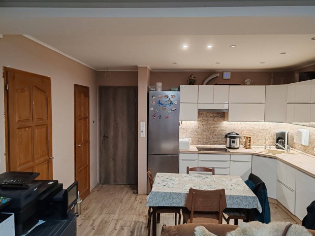 Elad� h�z �jv�roson 3szoba+amerika konyh�s nappali, dupla gar�zs