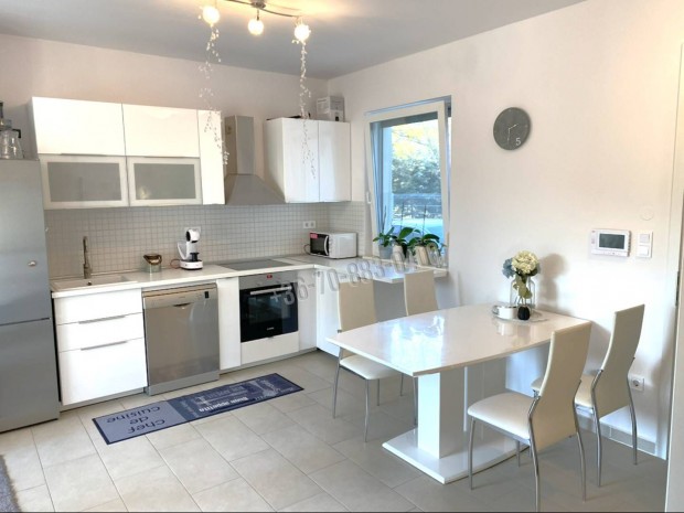 Elad� h�z, Dabas V�rosk�zpont, 92990000 Ft, 93 nm