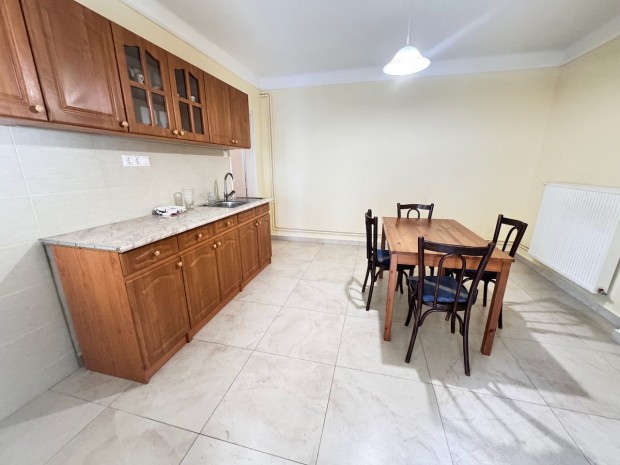 Elad� h�z, Felp�c