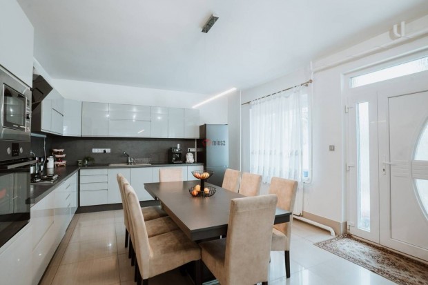 Elad� h�z, G�d�ll� Fenyves, 199000000 Ft, 516 nm 1592_ujei