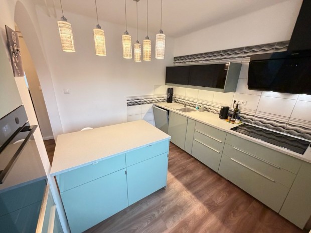 Elad� h�z, Gy�r