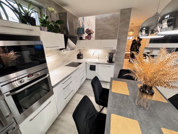 Elad� h�z, Gy�r