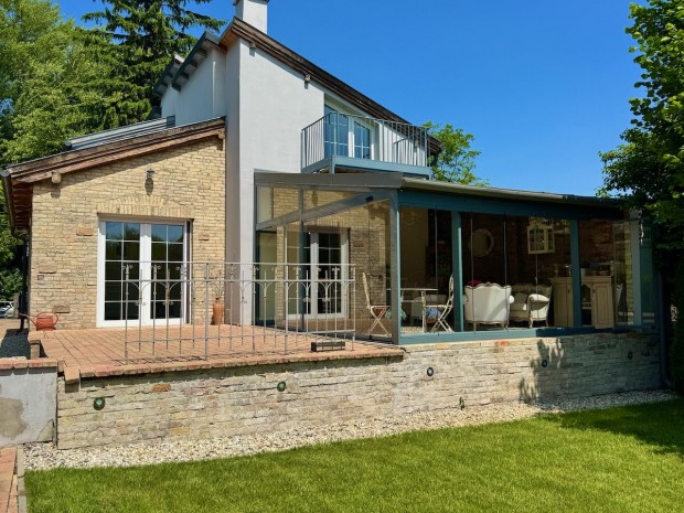 Elad� h�z, Gy�r