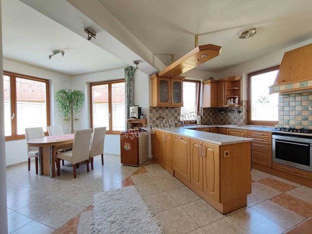 Elad� h�z, Hegyeshalom, 105000000 Ft, 262 nm