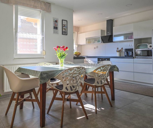 Elad� h�z, L�v� L�v�, 124900000 Ft, 107 nm 117_td