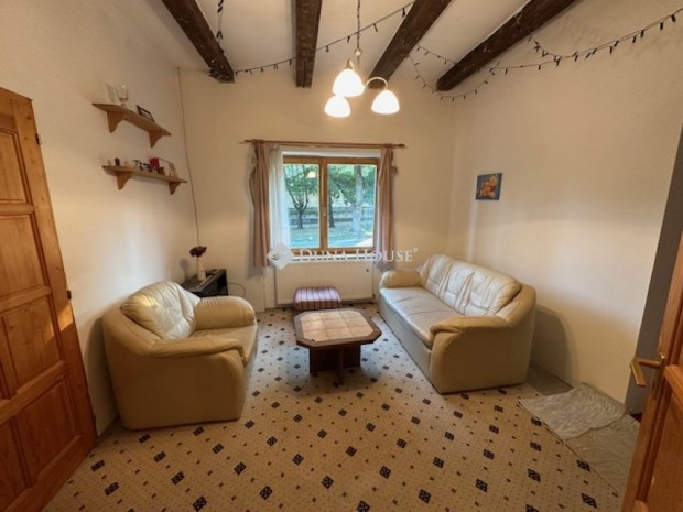 Elad� h�z, Mez�kom�rom