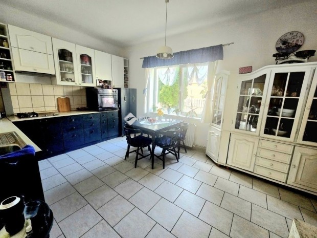 Elad� h�z, P�cs-Kertv�ros