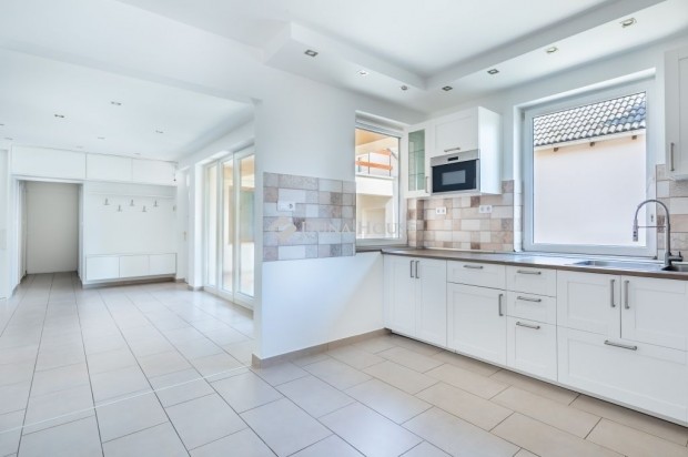 Elad� h�z, Sz�kesfeh�rv�r