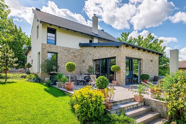 Elad� h�z - Budakal�sz