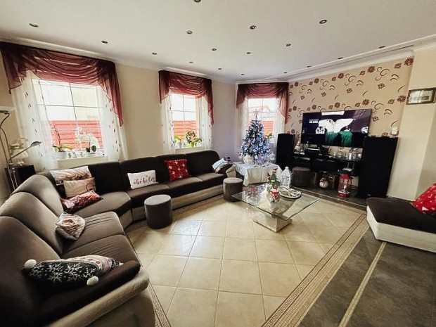 Elad� h�z - F�t