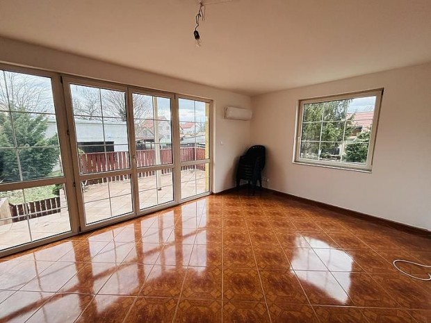 Elad� h�z - F�t