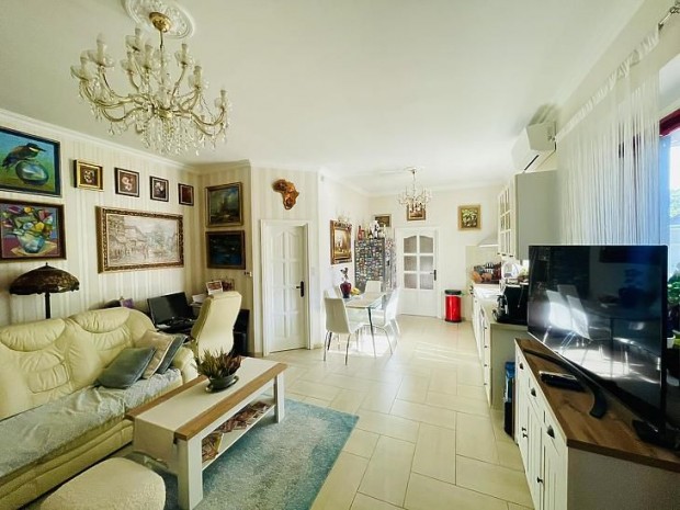 Elad� h�z - V�c