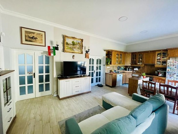 Elad� h�z - V�c