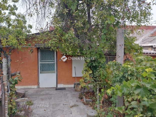 Elad� h�z a piac mellett Izs�kon