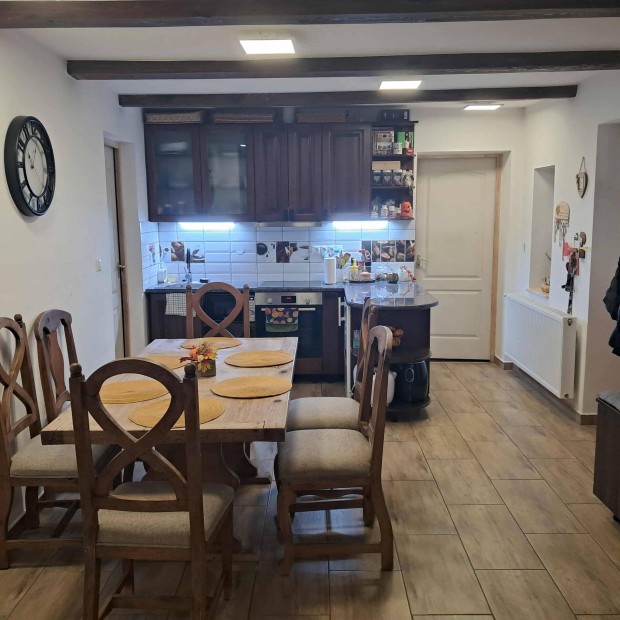 Elad� h�z �s csarnok S�megcsehi