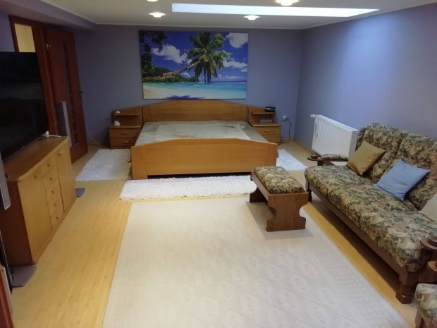 Elad� h�z padl�f�t�ssel