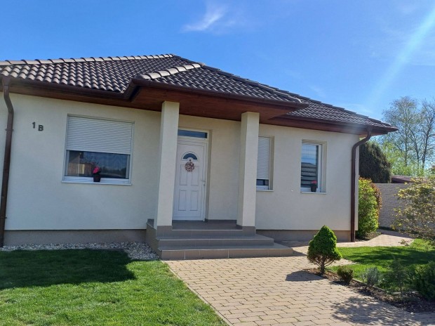 Eladó ház+szalon/üzlethelység Győrzámolyon