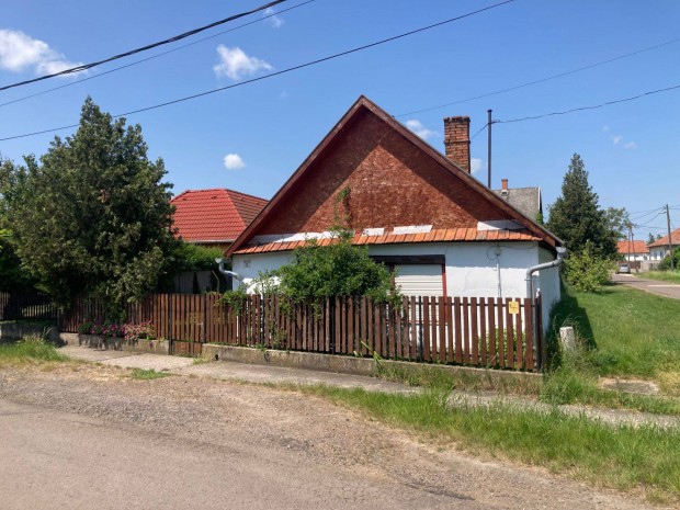 Eladó házikó öszközműves telken 9,9 M