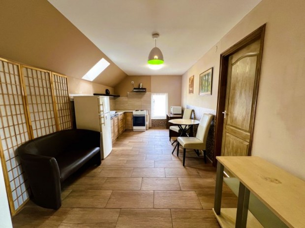 Elad� h�zr�sz P�csen a Havihegy l�b�n�l