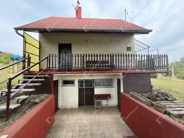 Elad� h�tv�gi h�z Nagykapornakon gy�ny�r�, panor�m�s k�rnyezetben!