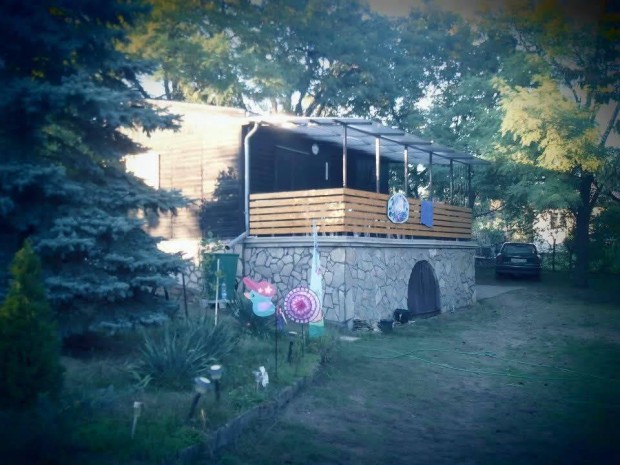 Elad� h�tv�gi h�z, nyaral� Erd�kertesen